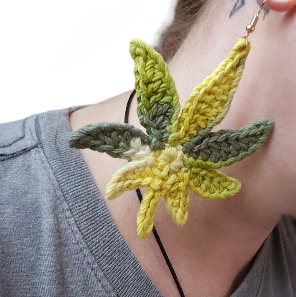 Mary Jane - Maple Leaf - Reefer - Pot - Handmade earrings - Picture 7 of 16